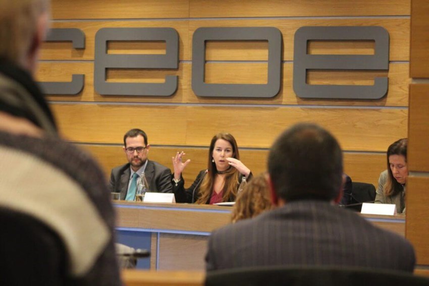 Lucía Sánchez-Ocaña (Cabot Financial Spain), se dirige a los asistentes al Ciclo 2018 de Jornadas ANGECO, en la sede de la CEOE